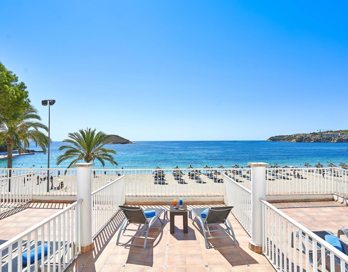 Terraza con hamacas y vista al mar Amplia terraza con dos hamacas y vista la mar